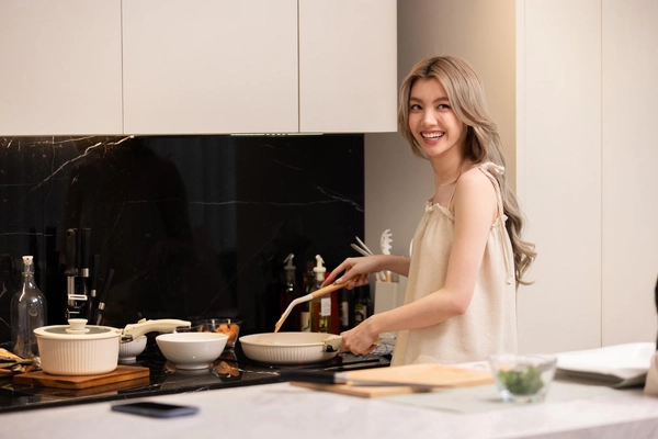 “ออม กรณ์นภัส” สลัดคราบซุปตาร์จับตะหลิว โชว์เสน่ห์ปลายจวัก มัดใจบอดี้การ์ด “หลิงหลิง คอง” ใน “เพียงเธอ Only You The Series”