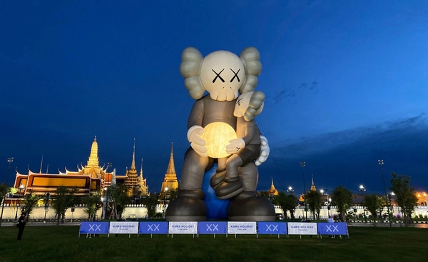 ชวนชมประติมากรรมระดับโลก KAWS ขนาดมหึมาจัดแสดงครั้งแรกที่ประเทศไทยใจกลางสนามหลวง