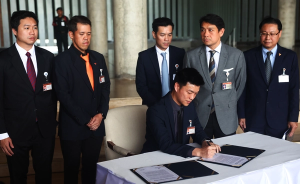 พรรคประชาชน เซ็น MOU หนุนอนุทินนั่งนายกฯ ภายใต้ 5 เงื่อนไข