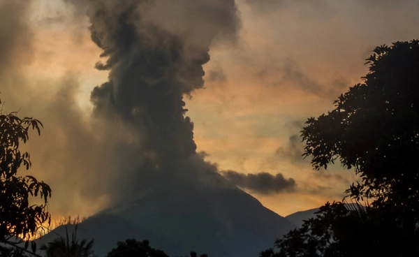“อินโดนีเซีย” เตือนภัยสูงสุด ภูเขาไฟ "เลโวโตบิ ลากิ-ลากิ” ปะทุ