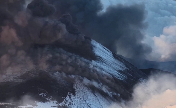 ภูเขาไฟ “เอตนา” ปะทุ  พ่นเถ้าถ่านหนาทึบ  เตือนภัยระดับสีแดง เสี่ยงกระทบการบิน