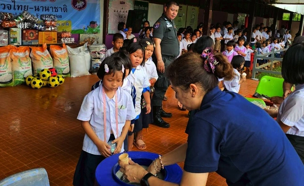 มูลนิธิตำรวจไทย-นานาชาติ มอบถังเก็บน้ำ–สิ่งของจำเป็น ช่วยเด็ก รร.ตชด.บ้านปิล๊อกคี่