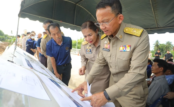 ชาวสุโขทัย แห่ขอบคุณ “สมศักดิ์”  ผลักดันซ่อมตลิ่งชั่วคราวริมแม่น้ำยม ป้องน้ำได้ 5 ตำบล
