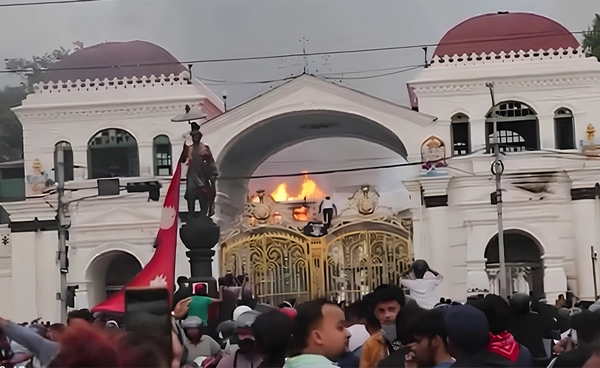 สถานทูตฯ เตือนคนไทยในเนปาล อยู่ในที่ปลอดภัย-กองทัพประกาศเคอร์ฟิว