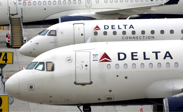 เครื่องบินในเครือเดลตา 2 ลำชนกัน บนรันเวย์ที่สนามบินลากวาร์เดีย นครนิวยอร์ก