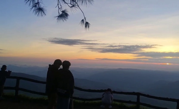 เช้านี้ “ยอดภูเรือ” 13 องศาฯ  นทท.แห่รับแสงแรกกันคึกคัก