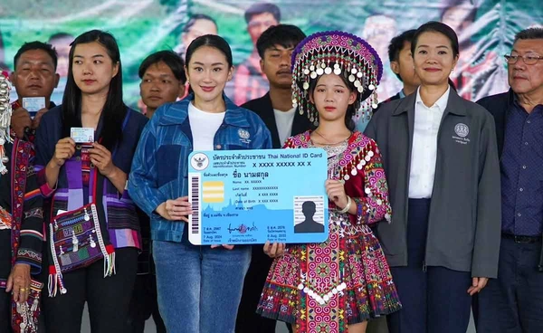 นายกฯ มอบบัตรปชช. กลุ่มชาติพันธุ์เชียงราย ย้ำความเสมอภาค - มีศักดิ์ศรี