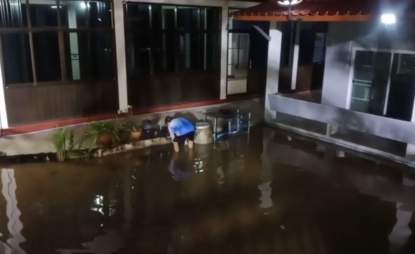 ระทึกกลางดึก พนังกั้นน้ำพระงาม จ.สิงห์บุรี แตก