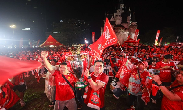 ฝนตกก็ไม่หวั่น แฟนบอลลิเวอร์พูลร่วมฉลองแชมป์