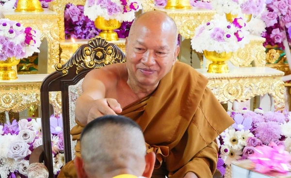 ประวัติ “หลวงพ่ออลงกต”  เจ้าอาวาสวัดพระบาทน้ำพุ แสงสว่างของผู้ป่วยเอดส์  