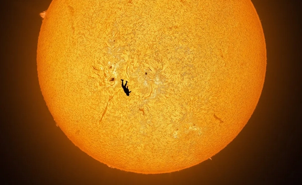 ภาพถ่าย "มนุษย์ดิ่งพสุธาข้ามดวงอาทิตย์" เป็นภาพถ่ายจริงไม่ใช่ภาพจาก AI