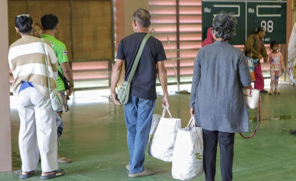 ทบ. ร่วมฝ่ายปกครองอพยพปชช. แนวชายแดนไทย - กัมพูชา