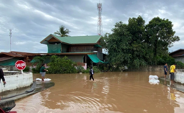 แม่น้ำยมล้นตลิ่ง! ปภ. เตือนยกของขึ้นที่สูงทันที-อพยพไปยังศูนย์พักพิง