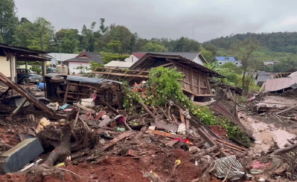 ประมวลภาพความเสียหาย  น้ำหลาก-ดินถล่ม “บ้านปางอุ๋ง”   เจ้าหน้าที่เร่งค้นหาผู้สูญหาย 5 ราย