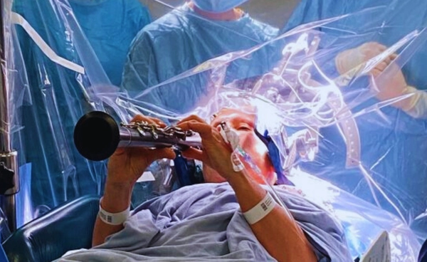 คนไข้พาร์กินสันเล่นคลาริเน็ต ระหว่างผ่าตัดเปิดกะโหลก