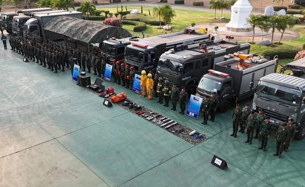 กลาโหมระดมยุทโธปกรณ์ทุกเหล่าทัพปฏิบัติการกู้ภัยน้ำท่วมใต้ เร่งอพยพ - ส่งเสบียง