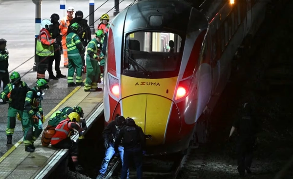 ตำรวจอังกฤษปล่อยตัวผู้ต้องสงสัย 1 คน แต่ยังควบคุมตัวอีก 1 คน เหตุไล่แทงคนบนรถไฟ