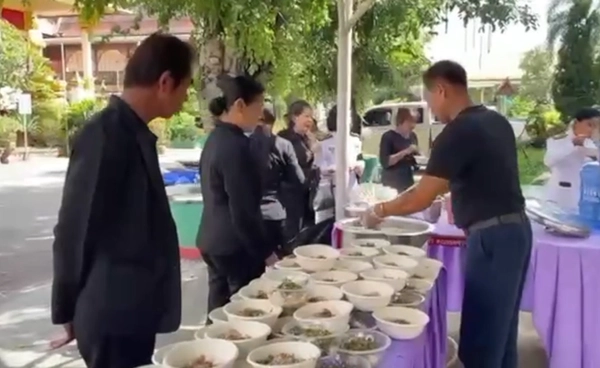 ร้านก๋วยเตี๋ยว จ.ลพบุรี จิตอาสาแจกก๋วยเตี๋ยวประชาชน