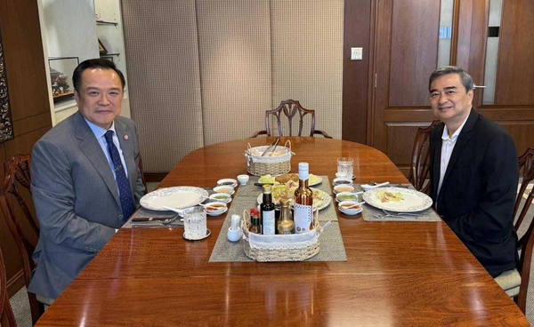 นายกฯ โพสต์ภาพกินข้าวร่วมกับ “อภิสิทธิ์” พร้อมบอกได้รับคำแนะนำที่มีประโยชน์และคุณค่า