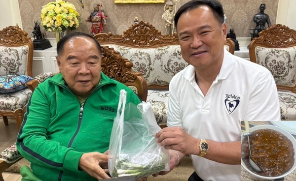 “อนุทิน“ ดอดเข้าบ้านป่าฯ  “บิ๊กป้อม” สวมบทเชฟปรุงเมนู “ข้าวหน้าไก่”  เลี้ยงชื่นมื่น