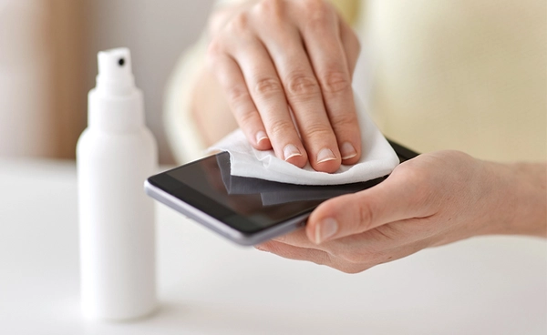 เตือน ! “ฆ่าเชื้อโรค” ผิดวิธี เสี่ยงมือถือพัง พร้อมแนะนำวิธีทำความสะอาดง่าย ๆ ทำได้ที่บ้าน