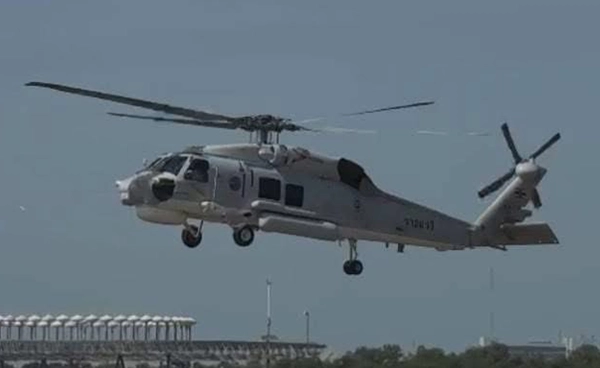 ฮ.กองทัพเรือลำเลียงสิ่งของจากเรือจักรีฯ ส่งช่วยผู้ประสบภัยใต้