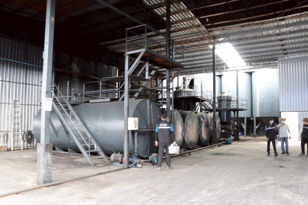 ลงดาบ ปิด รง.กลั่นน้ำมันยางรถยนต์-พลาสติก พบ ปล่อยน้ำเสีย-ไร้ใบอนุญาติ