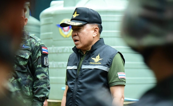 รมว.กลาโหมสั่งเหล่าทัพพร้อมรับมือพายุ “คัลแมกี” ช่วยประชาชนเต็มกำลัง