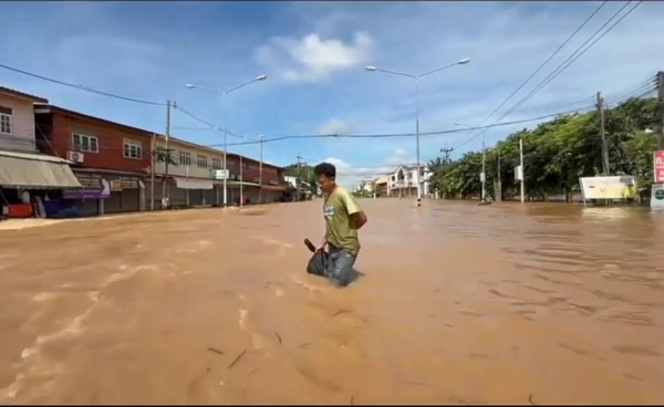 “น้ำยม” ล้นตลิ่ง “สุโขทัย” จมแล้ว 300 หลัง เร่งอพยพชาวบ้านไปพื้นที่ปลอดภัย