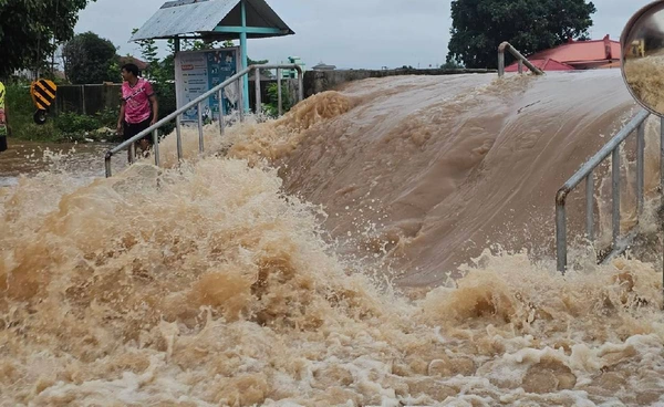 “น้ำยม” ล้นฝั่งสุโขทัย พนังกั้นน้ำเอาไม่อยู่ มวลน้ำทะลักท่วมบ้านเรือน