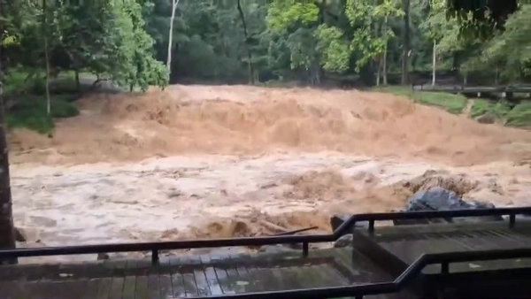 เชียงใหม่ “งดลงเล่นน้ำ” ฝนถล่มหนักน้ำป่าทะลักน้ำตกแม่สา