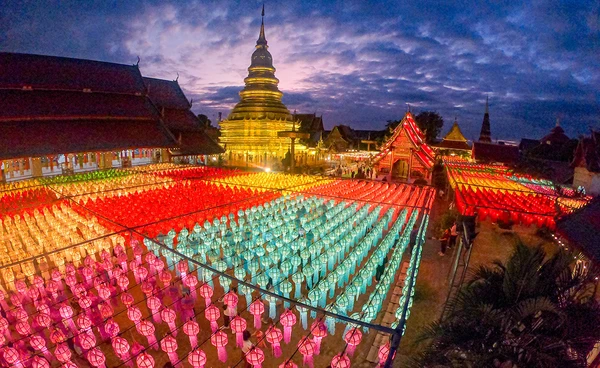 มนต์เสน่ห์แสงล้านนา ลำพูนสว่างไสว ชวนเที่ยวงาน "โคมแสนดวงที่เมืองลำพูน ประจำปี 2568"