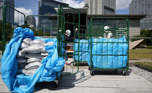 ญี่ปุ่นนำดินจากฟุกุชิมะมายังสำนักนายกรัฐมนตรี ปลูกโชว์แสดงความปลอดภัย