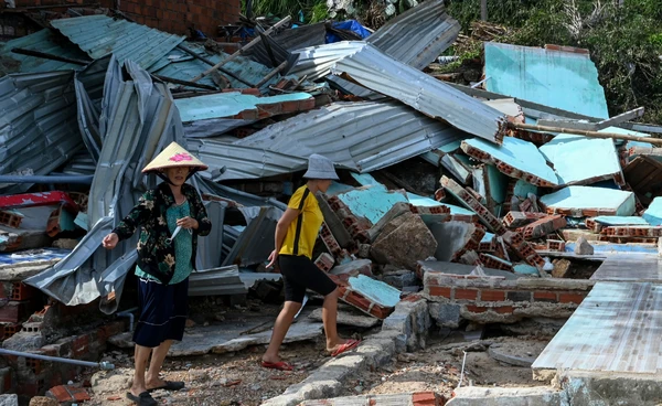 “คัลแมกี” ถล่มเวียดนาม เสียชีวิตแล้ว 5 คน แม้พายุอ่อนกำลังแต่ทิ้งความเสียหายยับ