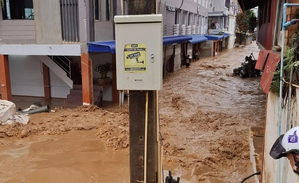 น้ำท่วมแม่สาย! หลังฝนตกหนัก ล่าสุดระดับน้ำเริ่มลดลง 