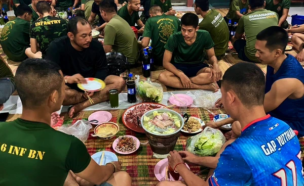 จัดเลี้ยงมื้อพิเศษสร้างขวัญกำลังใจทหารชายแดน