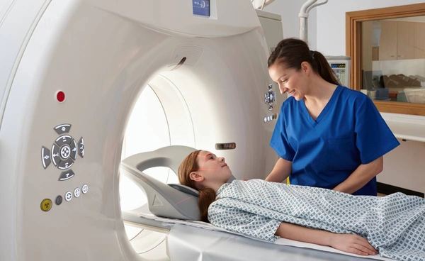 แพทย์เตือน! เข้าห้อง MRI ห้ามใส่สร้อย วัตถุโลหะ เสี่ยงโดนเครื่องดูด อันตรายถึงชีวิต