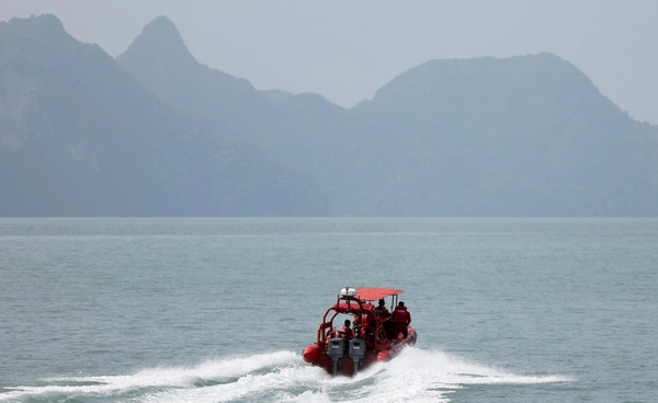 เรือโรฮิงญาล่มกลางทะเลใกล้ชายแดนไทย-มาเลเซีย สูญหายนับร้อยคน 