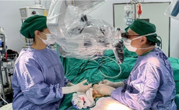 รพ.มหาราชนครเชียงใหม่ ผ่าตัด 20 ชม. ต่อมือขวาที่ขาด ของเด็กหญิงวัย 14 สำเร็จ!