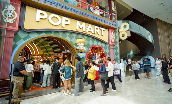 แฟนอาร์ตทอยสุดคึกคัก แห่เข้าคิวล้นหลามที่ POP MART Global Landmark Store ชั้น 7 ไอคอนสยาม