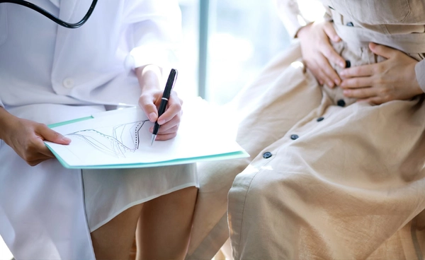 “มะเร็งรังไข่” ภัยเงียบของผู้หญิง! รู้ทัน ป้องกันได้ เช็กสัญญาณเตือนระยะแรก 