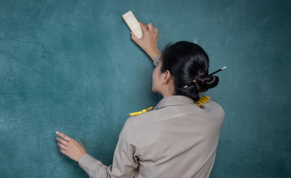 รัฐทุ่ม 1 แสนล้าน ปล่อยกู้ใหม่ช่วยครู แต่เสี่ยงวนหนี้ซ้ำ? 