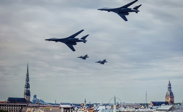 เครื่องบินขับไล่ Gripen บินตีคู่ เครื่องบินทิ้งระเบิด B-1B Lancer เหนือเมืองริกา ประเทศลัตเวีย