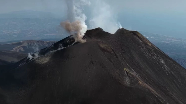 ลาวาไหลบนยอด "ภูเขาไฟเอตนา" ในอิตาลี 