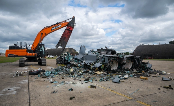 สหรัฐอเมริกาทุบเครื่องบินขับไล่ F-15B ทิ้ง หลังประจำการครึ่งศตวรรษในอังกฤษ