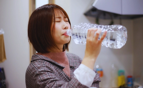 เราอาจกลืนไมโครพลาสติกเพิ่มขึ้น 9 หมื่นชิ้นต่อปี หากดื่มน้ำตรงๆ จากขวดพลาสติก