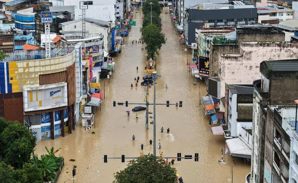“น้ำท่วมหาดใหญ่” ทวีความรุนแรงถึงจุดพีคสุดวันนี้ หนักกว่าปี 2553 