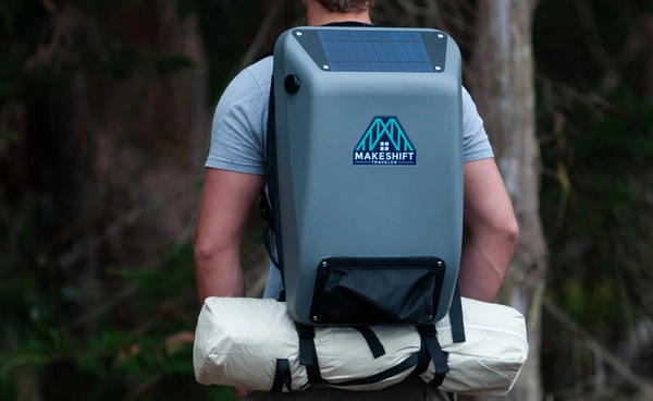 “กระเป๋าสะพายโซลาร์เซลล์” พกพาง่าย รวมของจำเป็นเพื่อ “คนไร้บ้าน”