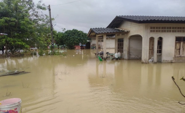 น้ำท่วมควนเนียง 4 ตำบลอ่วม กระทบ 9,700 ครัวเรือน ถนนหลักปิดหลายจุด