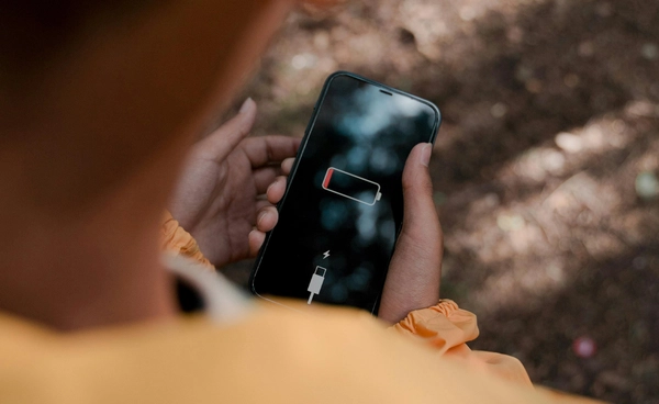 รวมวิธีเซฟแบตเตอรี่สมาร์ตโฟนในสถานการณ์น้ำท่วม หากไม่มี Adaptor หรือ Powerbank 